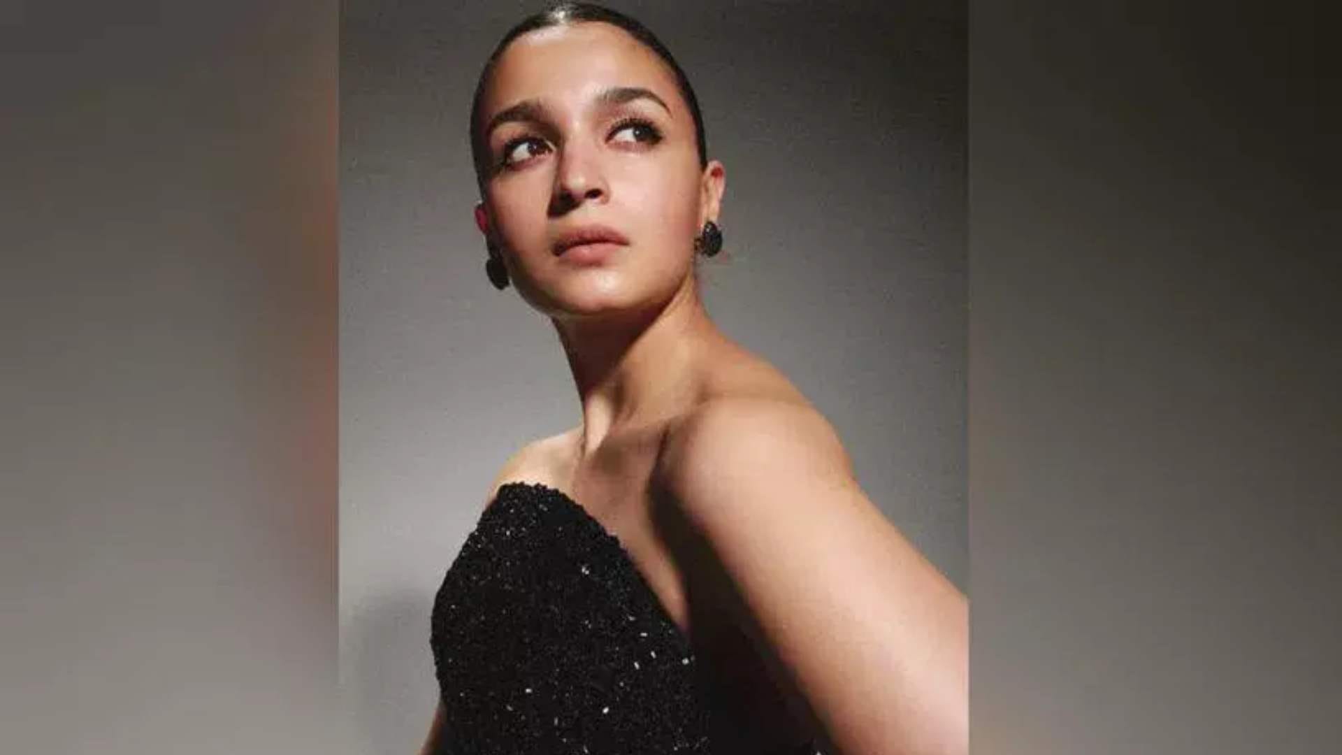 Salman Khan pulls alia bhatt and sanjay leela bhansali leg Over His Shelved Film Inshallah at Filmfare Awards