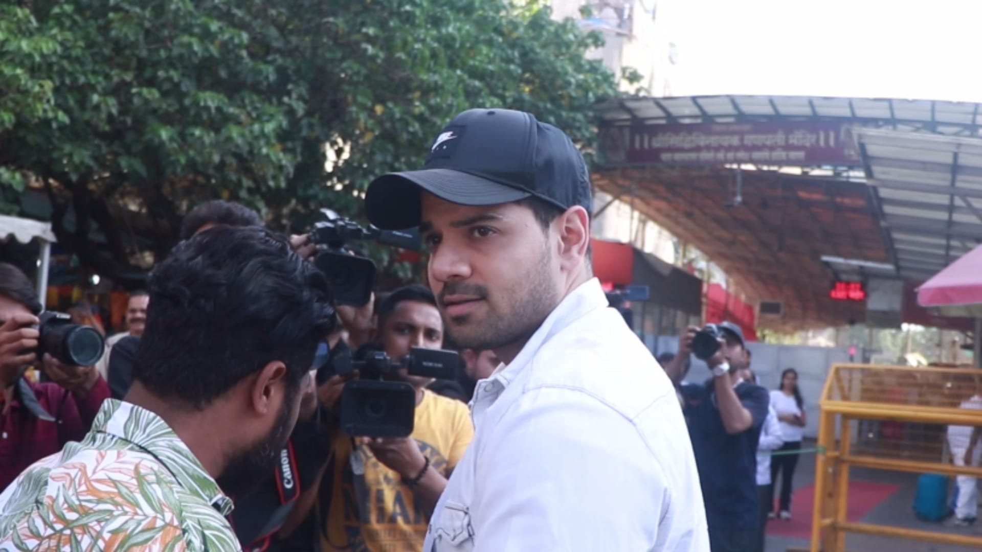 Sooraj Pancholi reach Siddhivinayak Mandir For Blessings of Lord Ganesha