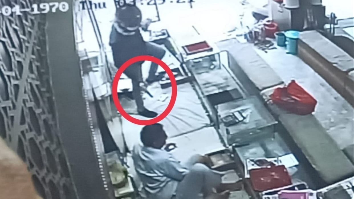 80 thousand rupees and 500 grams of gold looted from a jeweler