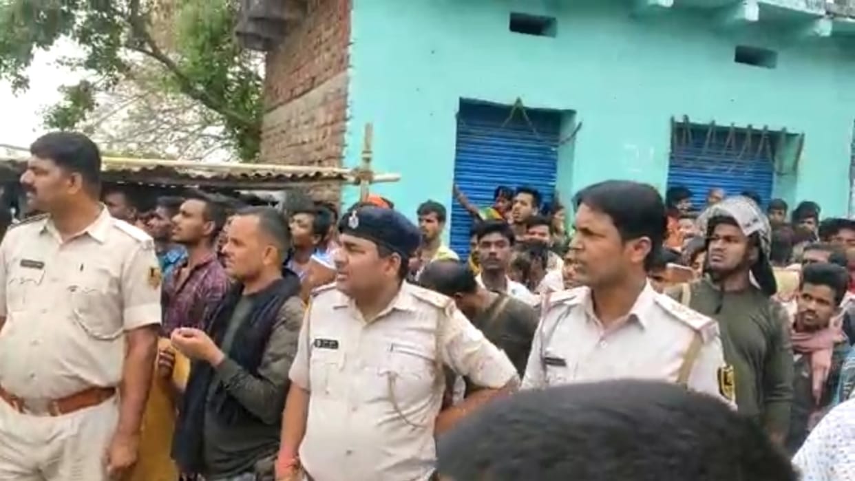 Teacher crushed to death by speeding tractor loaded with illegal sand in Aurangabad, angry people blocked road