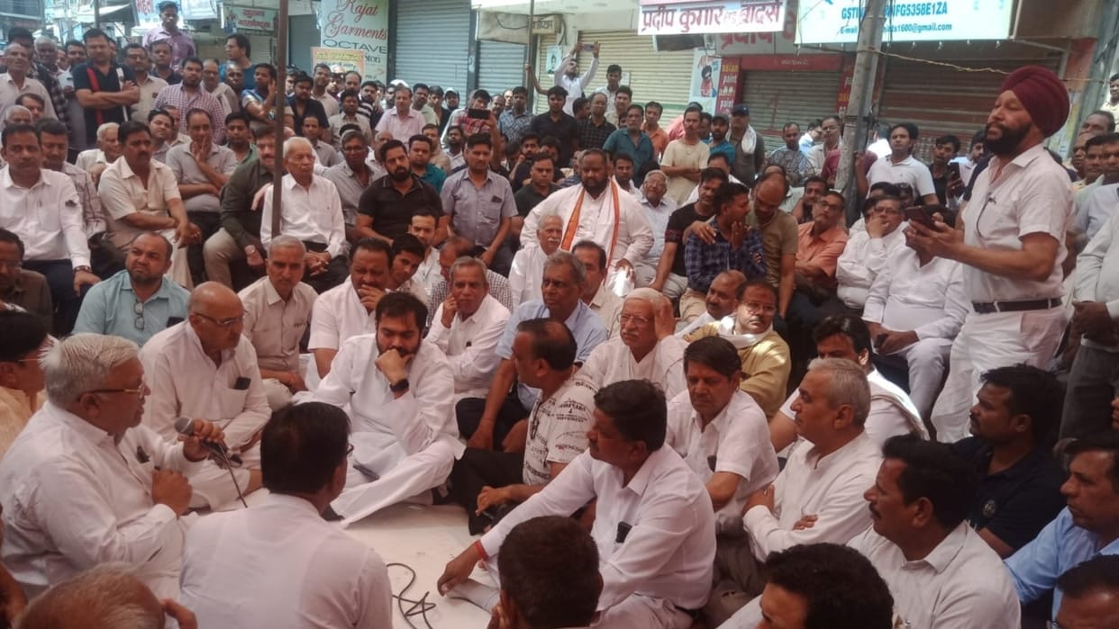 Rewari: Traders protest against the loot,  police announced a reward of 50 thousand on the accused