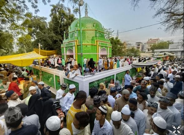 Happiness of Chhoti Eid with Urs: Fair held on the doorstep of Tyeb Shah Banarasi, located in Manduwadih, rema