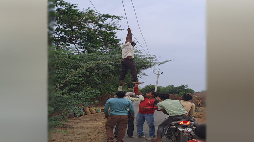 young man climbed on high tension line to commit suicide after quarreling with his family members In Mainpuri