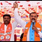 भाजपा महापौर प्रत्याशी गणेश केसरवानी के साथ डिप्टी सीएम केशव प्रसाद।