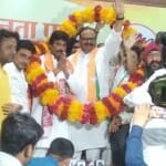 भाजपा में शामिल कांग्रेस नेताओं के साथ उप मुख्यमंत्री ब्रजेश पाठक।