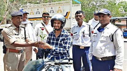 Chhatarpur News Traffic police gave roses to the drivers who followed the rules