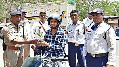Chhatarpur: नियमों का पालन करने वाले वाहन चालकों को यातायात पुलिस ने दिए गुलाब के फूल Chhatarpur News Traffic police gave roses to the drivers who followed the rules