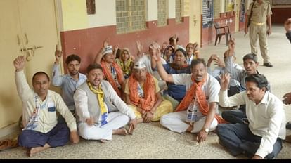 AAP candidates and workers staged sit in demonstration for not getting permission for rally in Firozabad