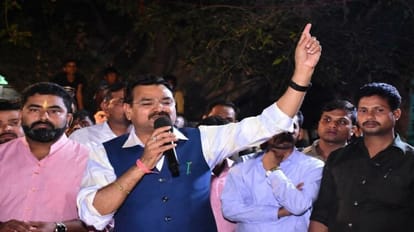 Minister of State Sanjay Singh Gangwar taunted the Gandhi family