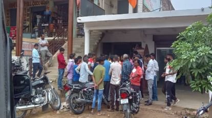 Fierce firing in Khuthan bazar of Jaunpur Manager of Inter College narrowly escaped