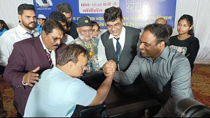 Indore News: कुश्ती स्पर्धा में कलेक्टर ने लड़ाया पंजा, शहरवासी बोले- आपने दिल जीत लिया Collector ilayaraja t fought claw in wrestling competition