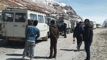 shinku la pass News: 60 people stuck in  Kargyak due to avalanche