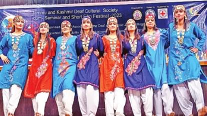 जम्मू-कश्मीर: किश्तवाड़ के सिंथन महोत्सव में उमड़ी भीड़, गायकों ने बांधा समां, पैराग्लाइडिंग समेत कई गतिविधियां Jammu Kashmir: Crowd gathered in Kishtwar Sinthan Festival, many activities including paragliding