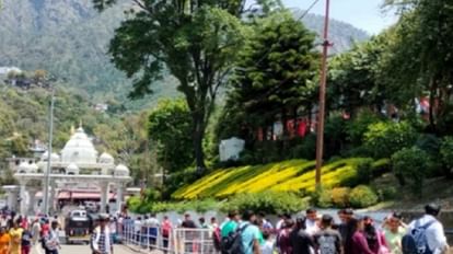 जम्मू-कश्मीर: मां वैष्णो दरबार में रोजाना 25 हजार श्रद्धालु लगा रहे हाजिरी, हेलिकॉप्टर-बैटरी कार सेवा सुचारु Jammu and Kashmir: Daily 25 thousand devotees are attending Maa Vaishno Darbar