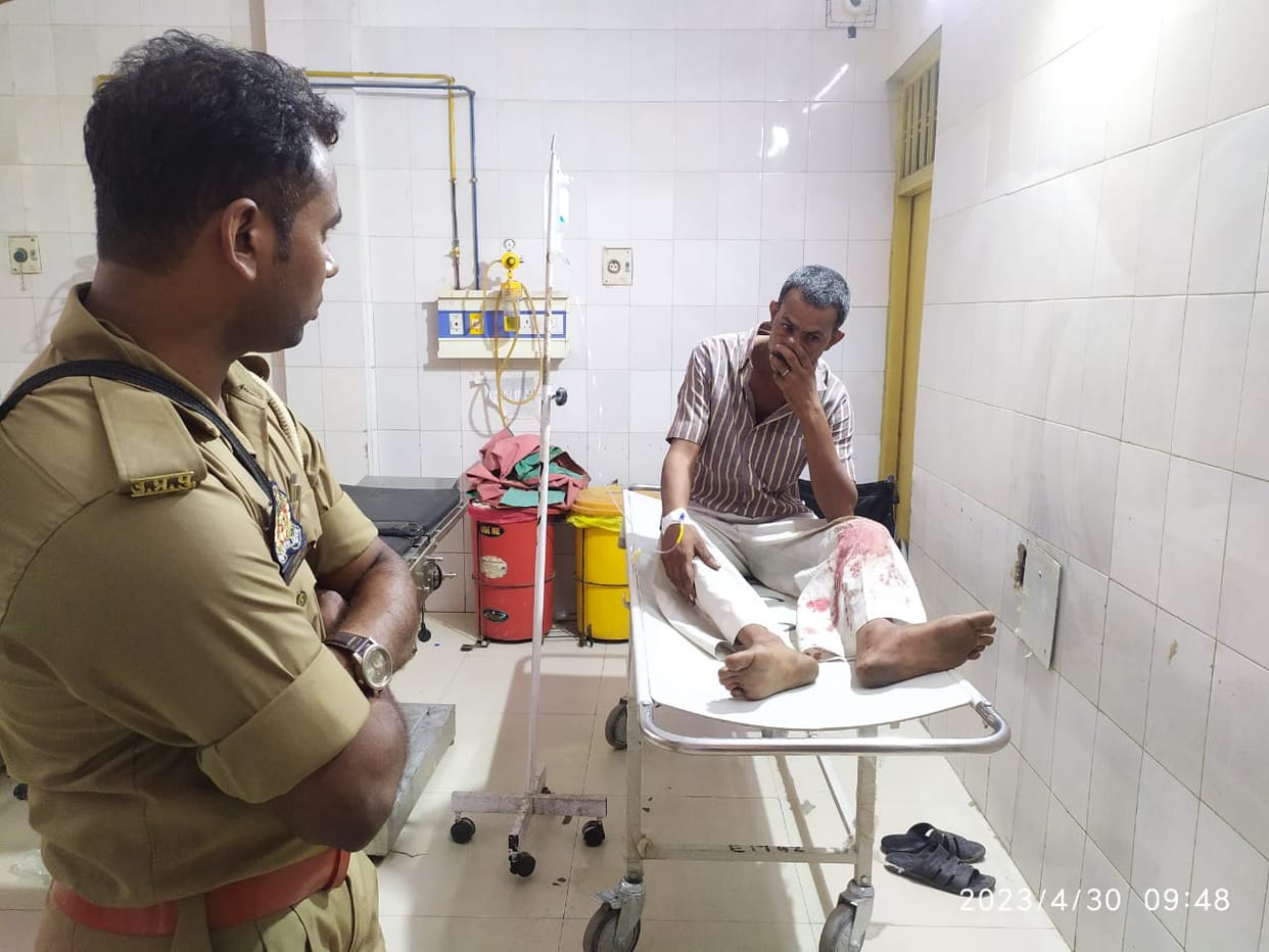 Police Encounter in azamgarh accused of Auto driver strangled to death injured