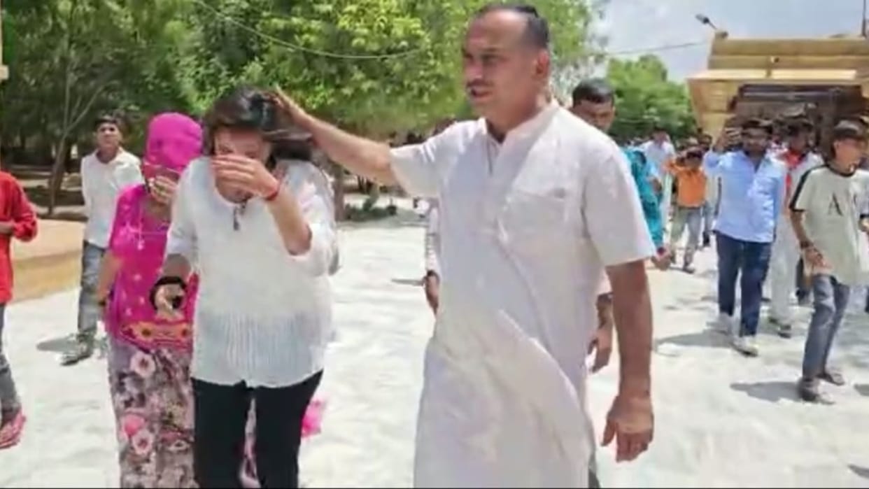 honey Bees attack in 100th Mann Ki Baat programme in Barmer 3 girls injured