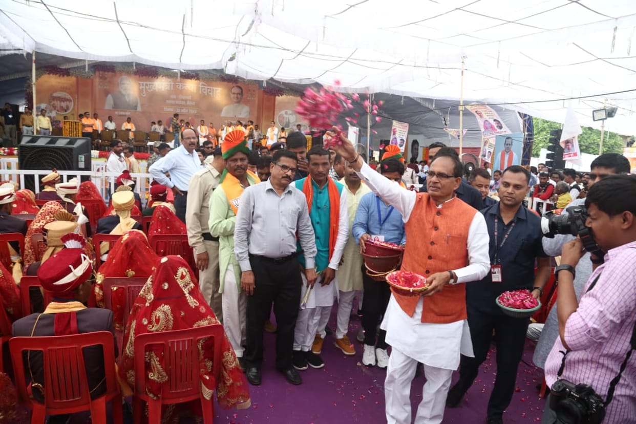 MP News: CM gave gifts in Bhairunda, showered flowers on the newlyweds