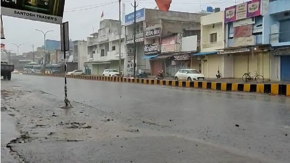 Continuous rain in Gorella Pendra Marwahi caused drop in temperature
