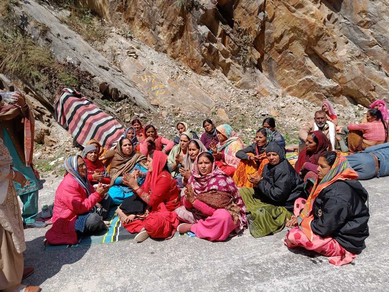 Badrinath Highway Closed Due to Landslide long traffic jam in Marwari bride and pilgrims Stuck Photos