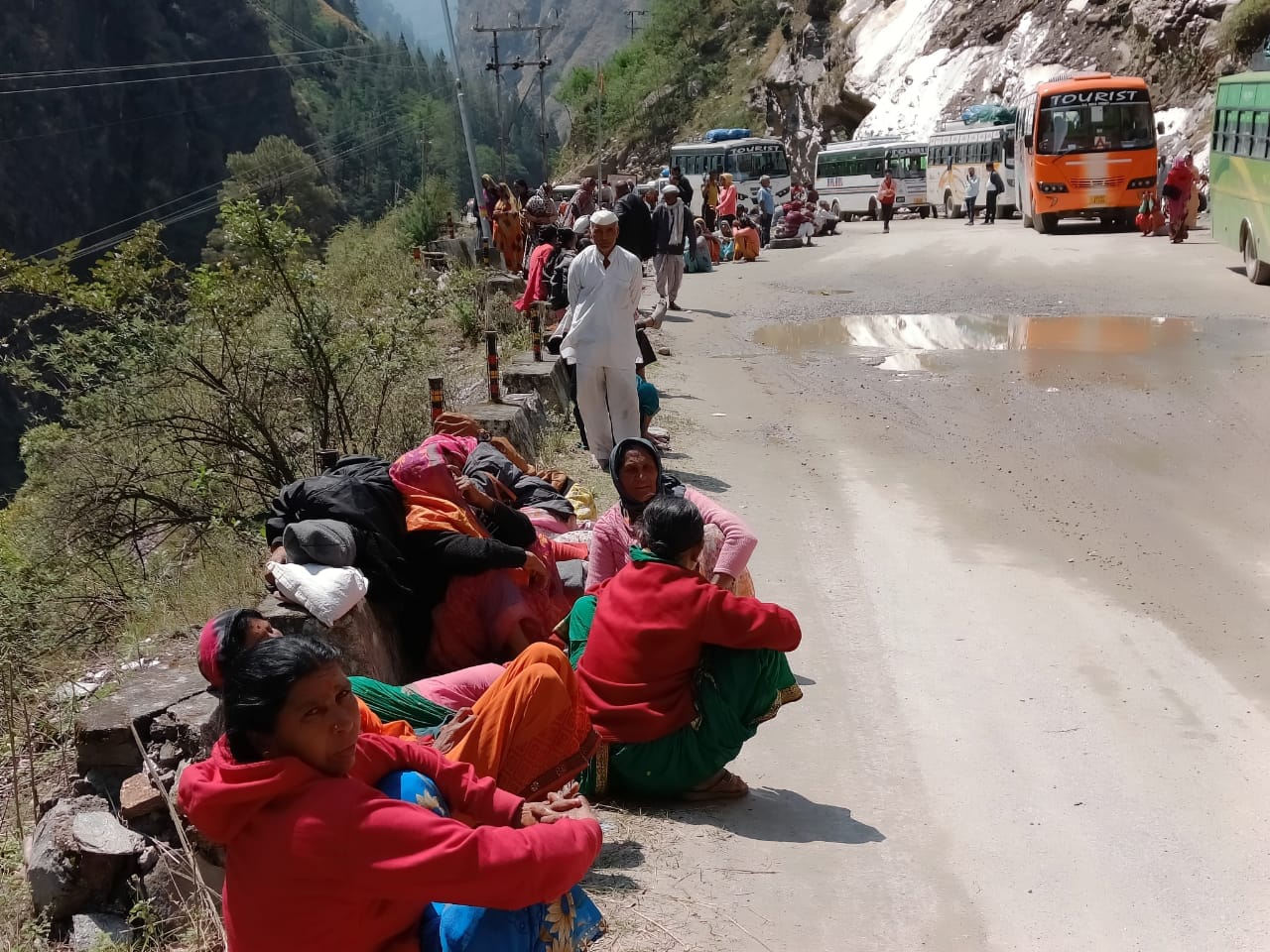 Badrinath Highway Closed Due to Landslide long traffic jam in Marwari bride and pilgrims Stuck Photos