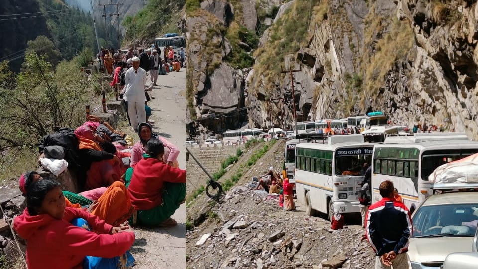Badrinath Highway Closed Due to Landslide long traffic jam in Marwari bride and pilgrims Stuck Photos