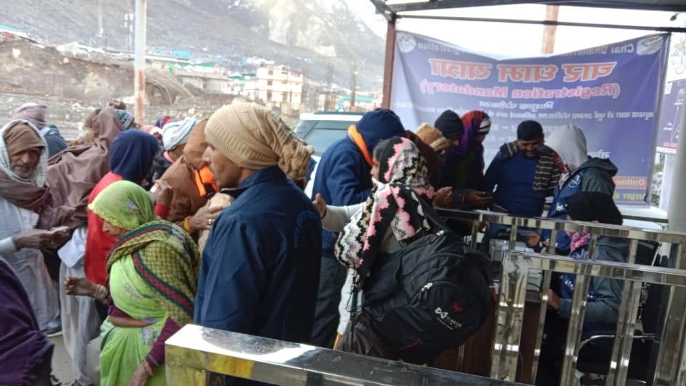 Chardham Yatra 2023 Pilgrims Huge Crowd in Badrinath and Kedarnath Dham Long line photos