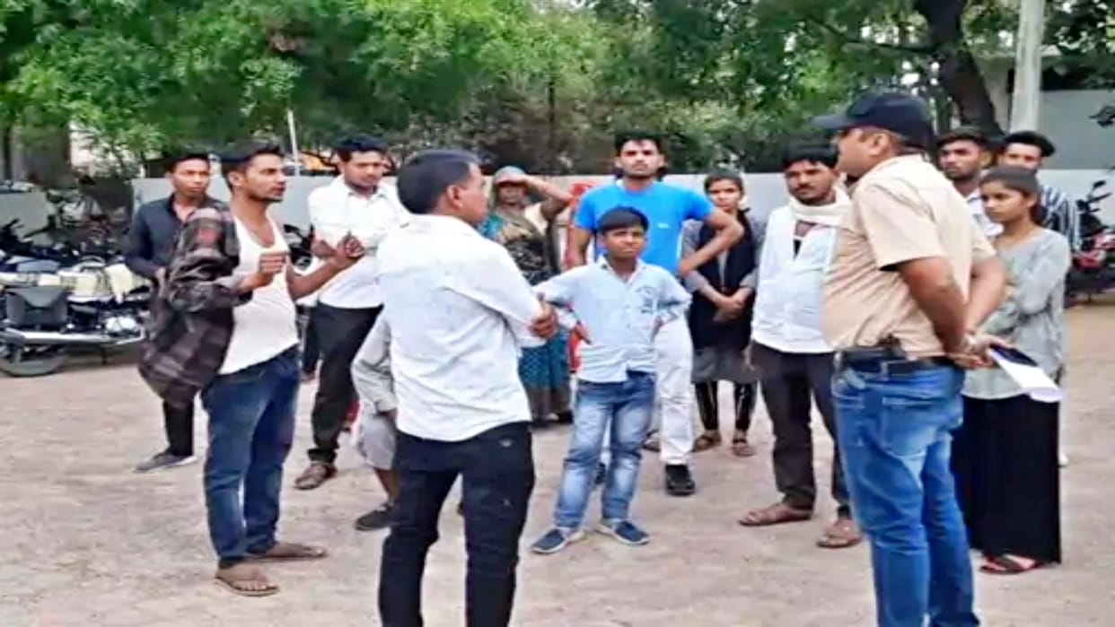 Chhatarpur News Brother-in-law assaulted brother-in-law on the forelane