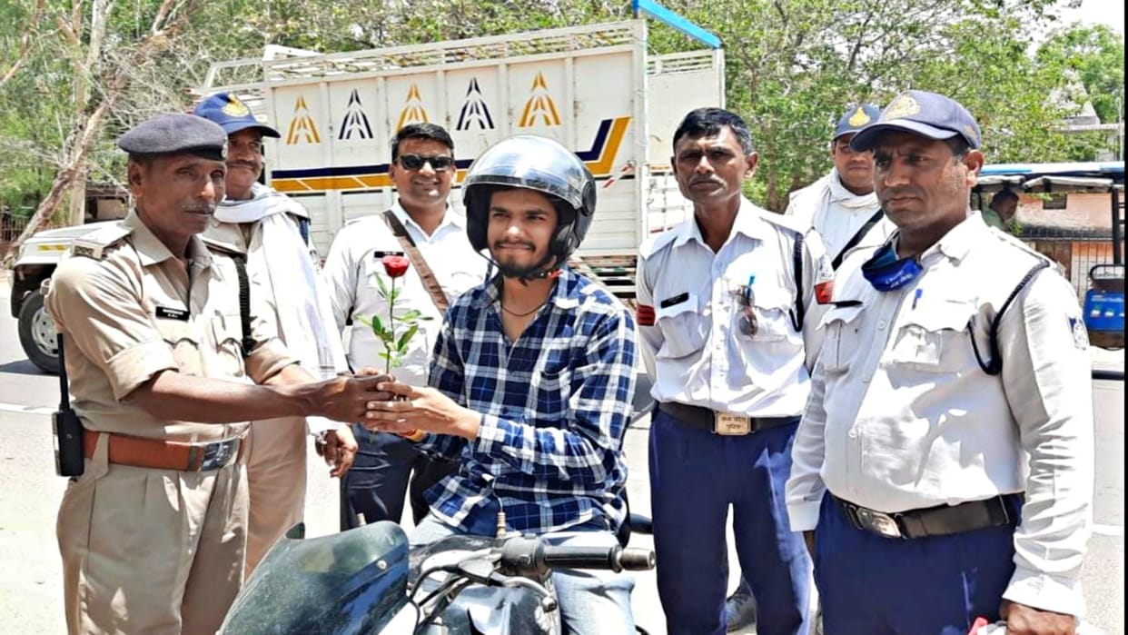 Chhatarpur News Traffic police gave roses to the drivers who followed the rules