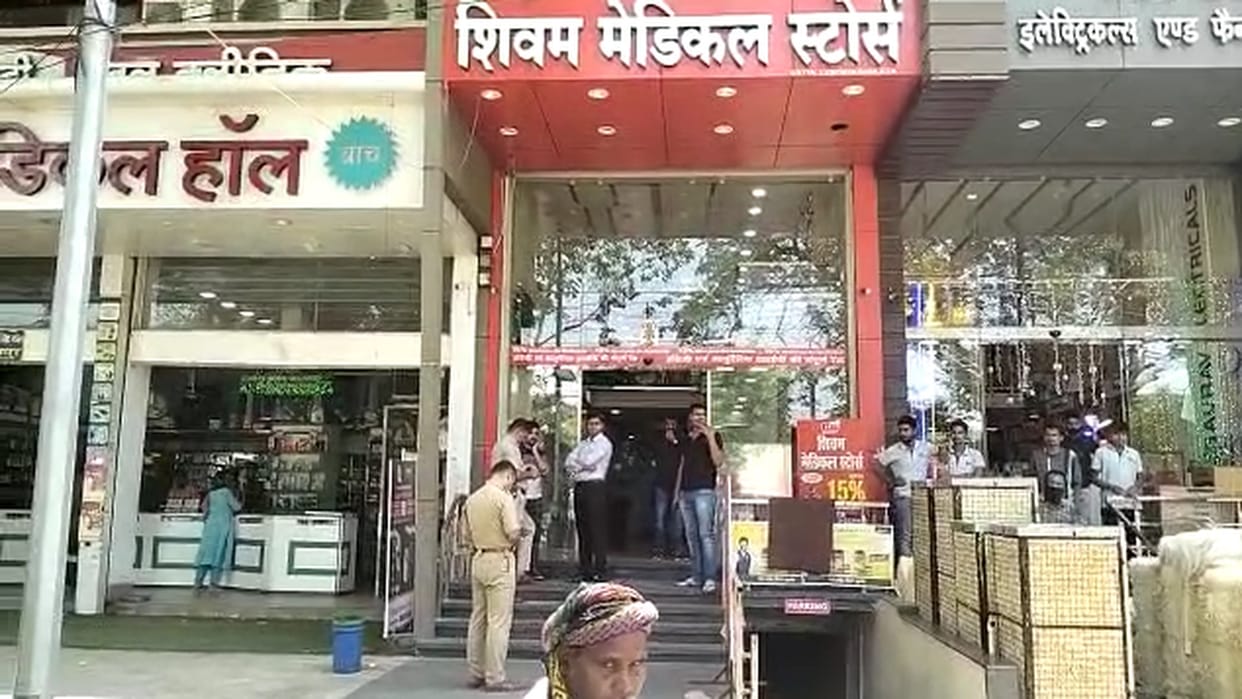 theft of lakhs in medical store and jewelery shop in Bilaspur