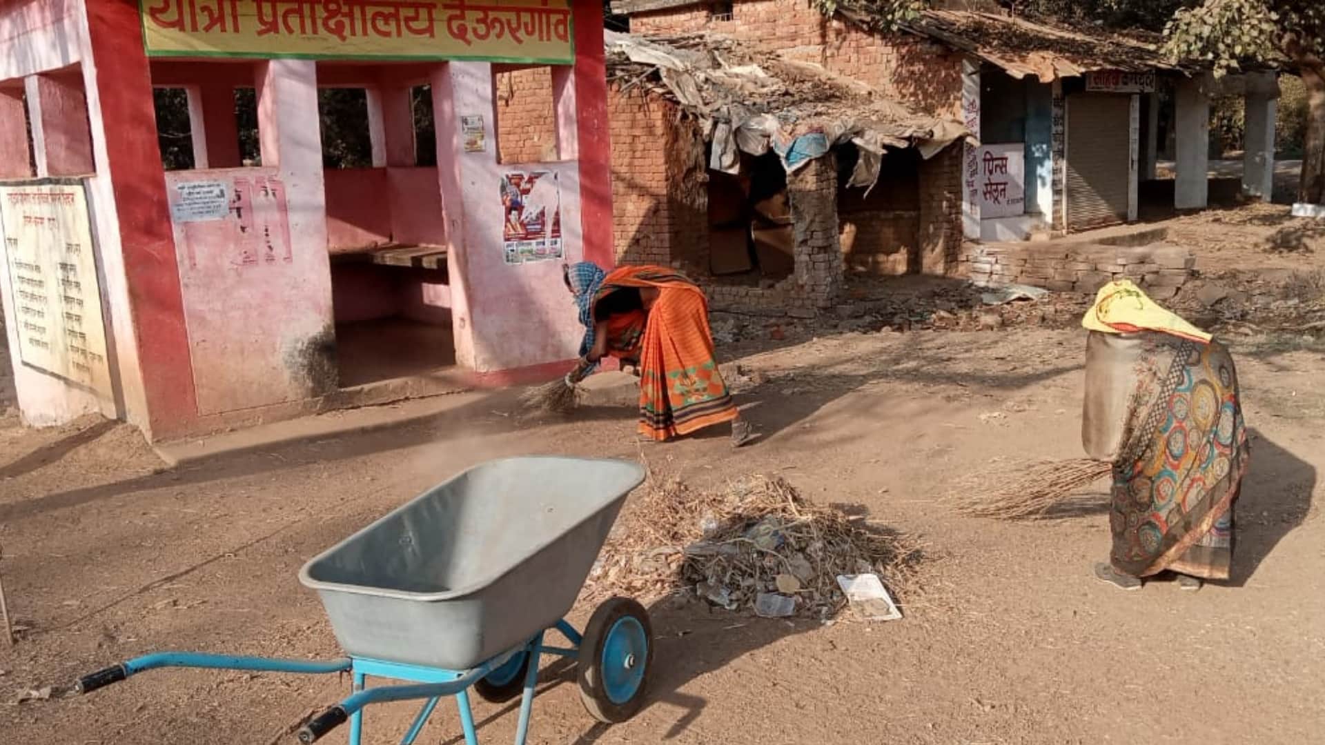 देऊरगांव में साफ-सफाई करतीं महिलाएं।