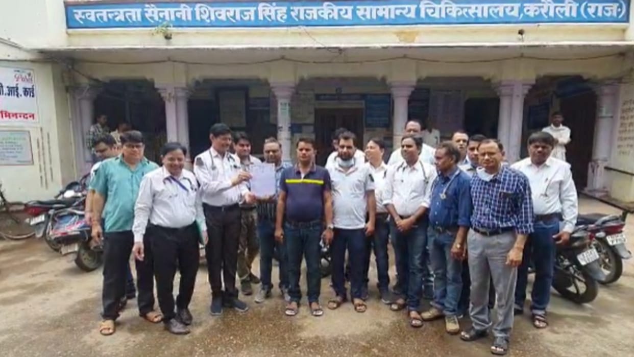 Doctors of Karauli district hospital demonstrated by tying black bands due to a fight in CHC five days ago