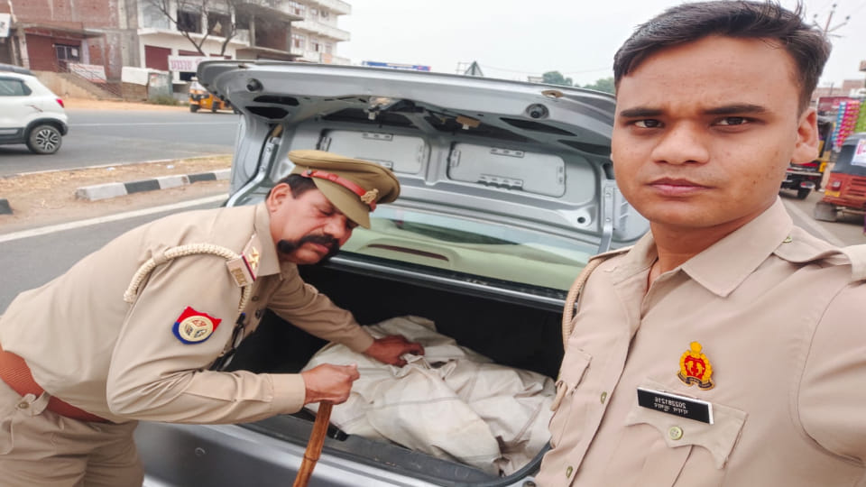 Five lakh rupees has been recovered from businessman car during vehicle checking in Firozabad