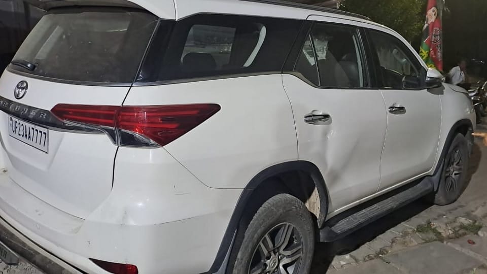 Stones pelted on SP candidate's car