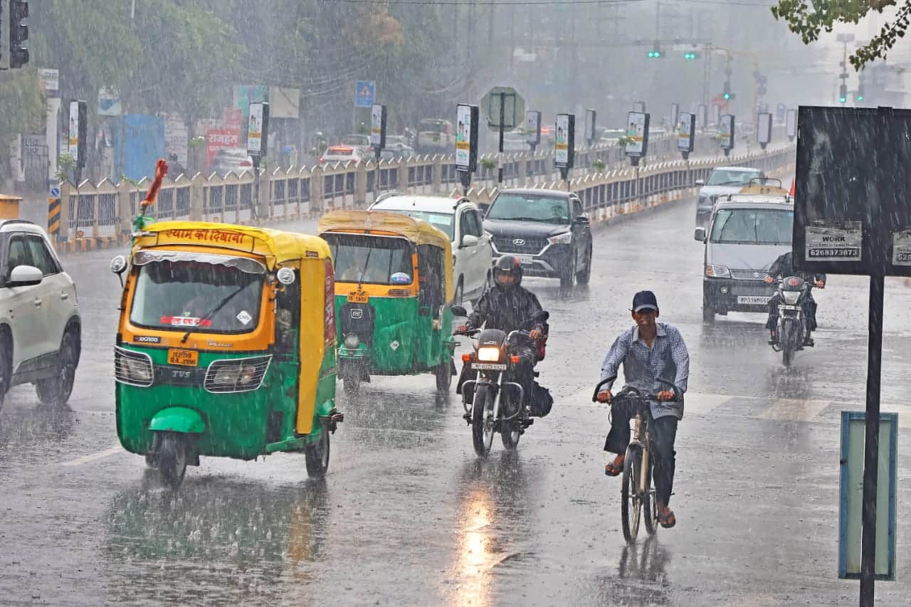 इंदौर में रविवार दोपहर जमकर बारिश हुई।