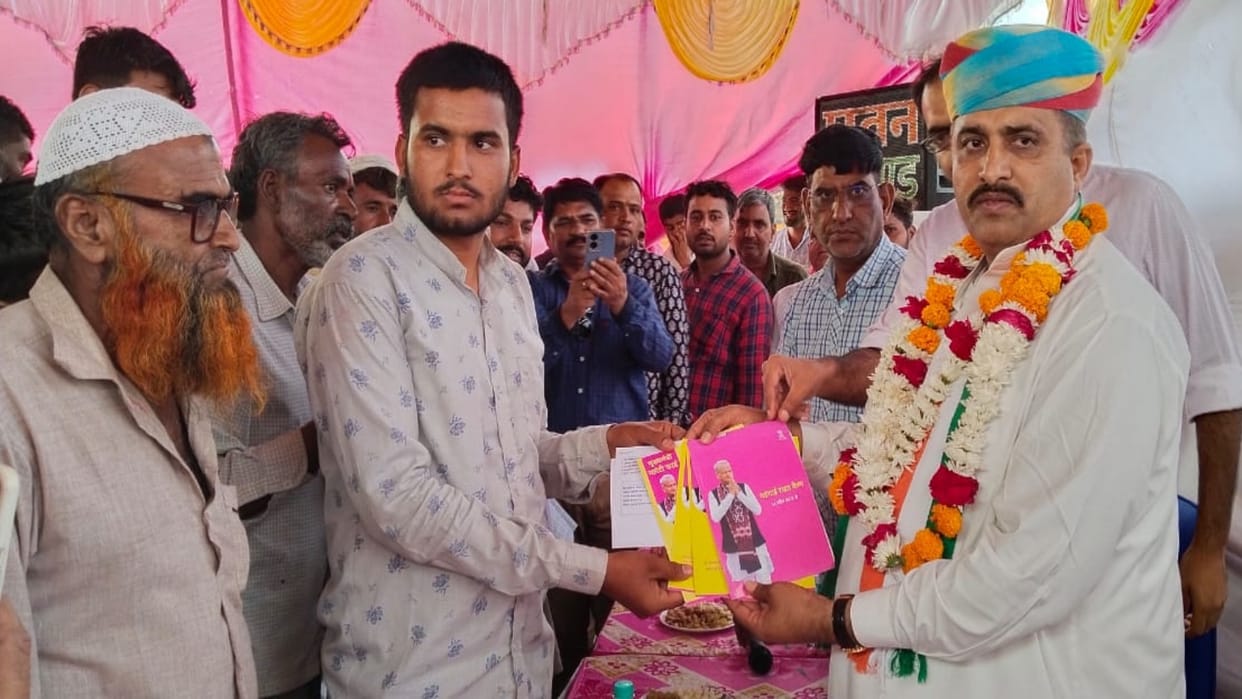 Shaleh Mohammad distributed guarantee cards in inflation relief camp in Jaisalmer