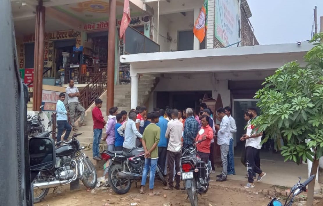 Fierce firing in Khuthan bazar of Jaunpur Manager of Inter College narrowly escaped