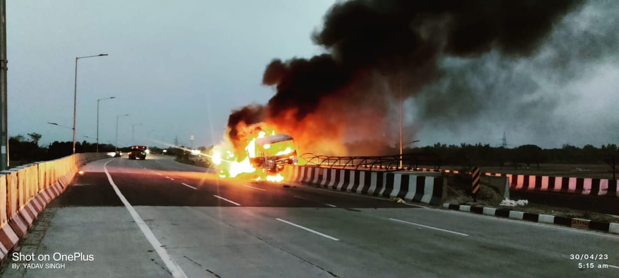 Fire broke out in the truck due to short circuit in Fatehpur, the driver and servant saved his life by jumping
