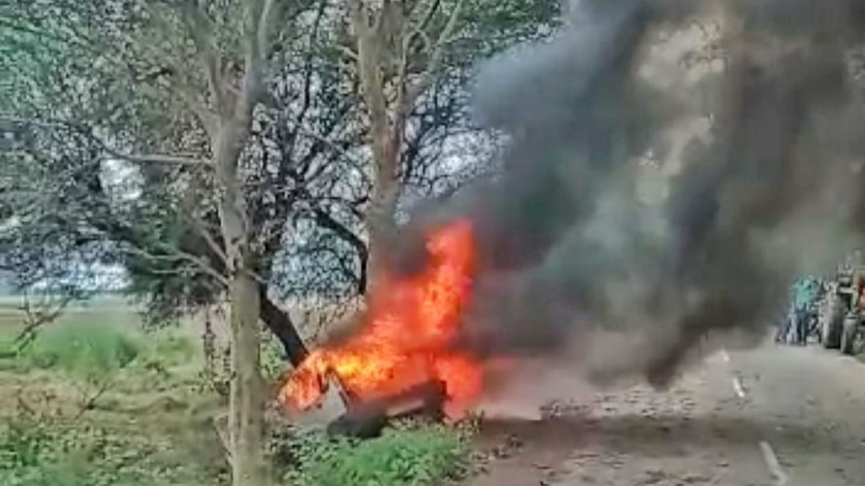 Uncontrolled car collided with tree in Ambala, car burnt, driver died in hospital