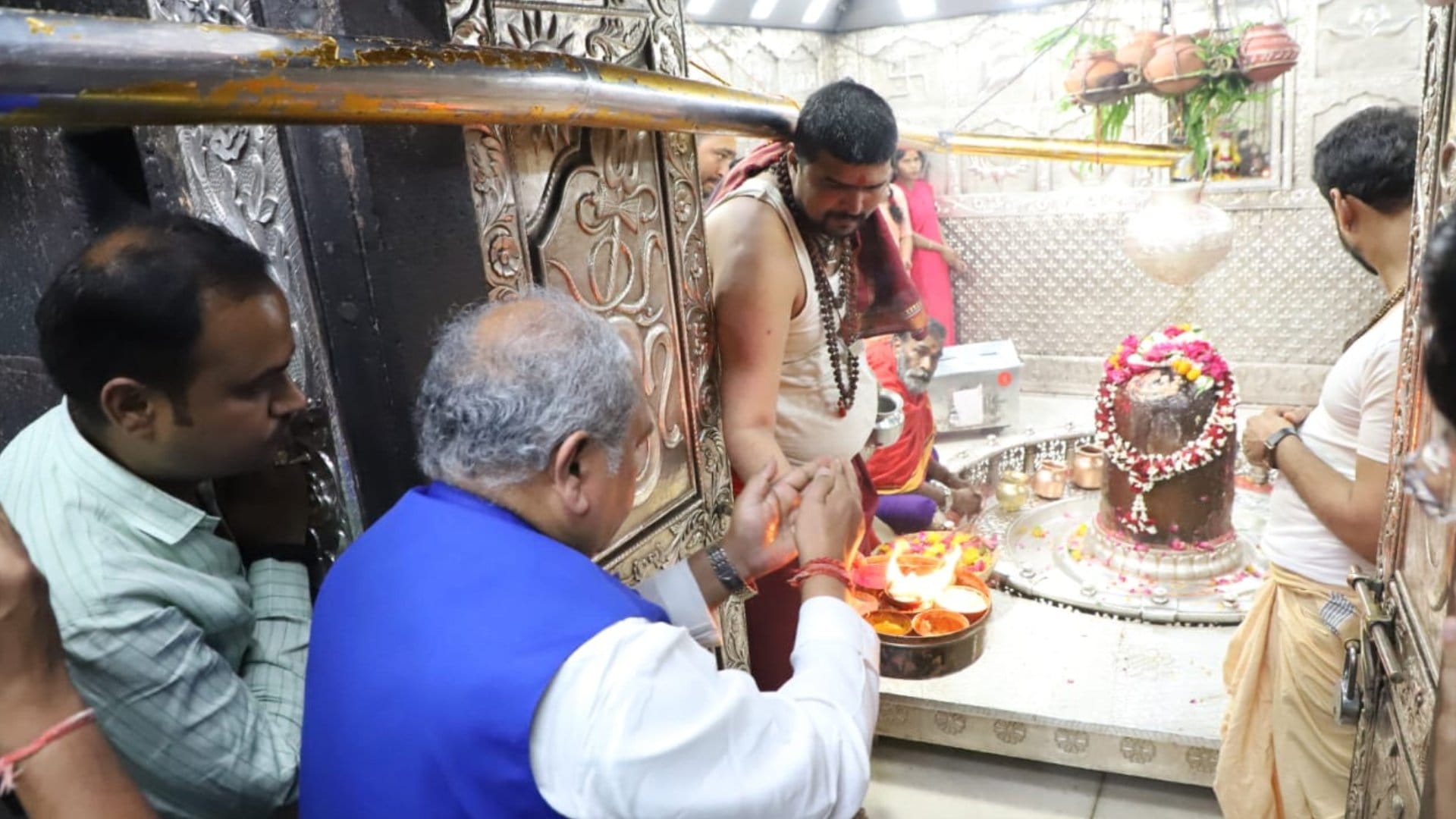 Union Minister Narendra Singh Tomar and BJP State President VD Sharma visited Baba Mahakal