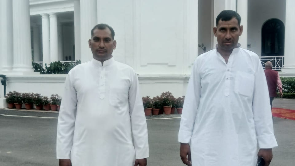 PM spoke to two brothers of Agra on phone appreciate their work