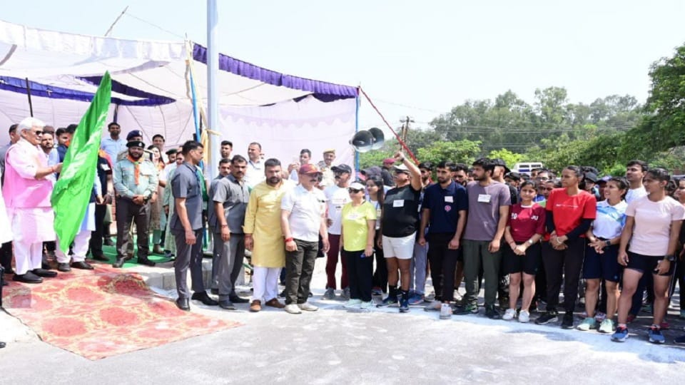 Lt Governor flag offs marathon to celebrate 100th episode of Hon’ble Shri Narendra Modi Ji's Mann Ki Baat