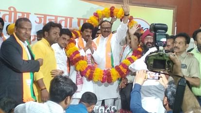 Congress leader Ajay Srivastava joins BJP.