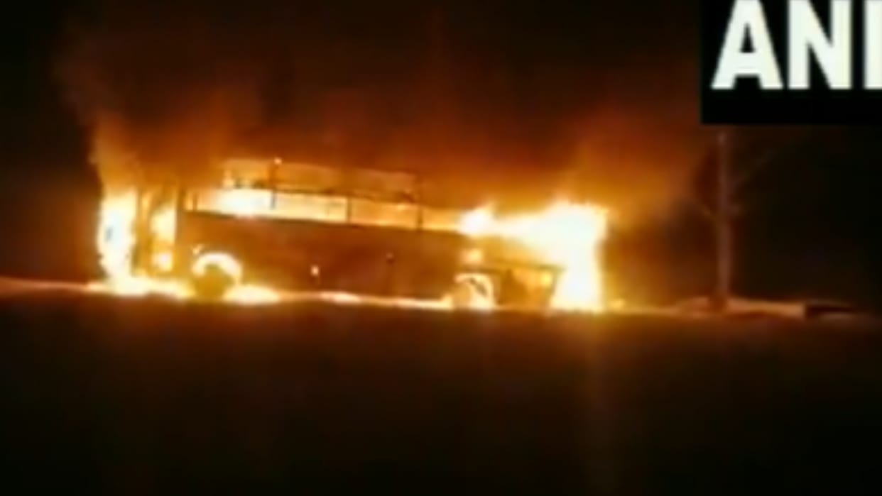 Maharashtra news update bus caught fire on the Mumbai Ahmedabad highway