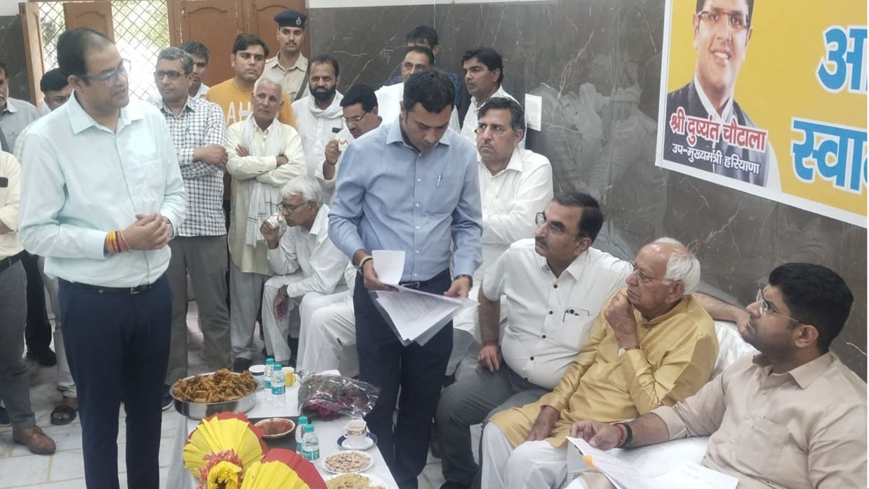 Deputy Chief Minister reprimanded the DM of Hafed for not lifting wheat in Jind