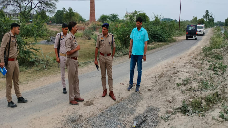 friend attacked with knife on neck In Mainpuri seriously injured him