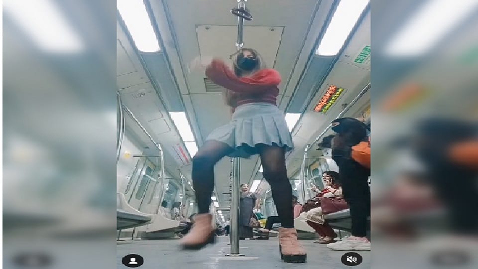 Delhi Metro Viral Video After bikini girl and boy a girl danced in short skirt