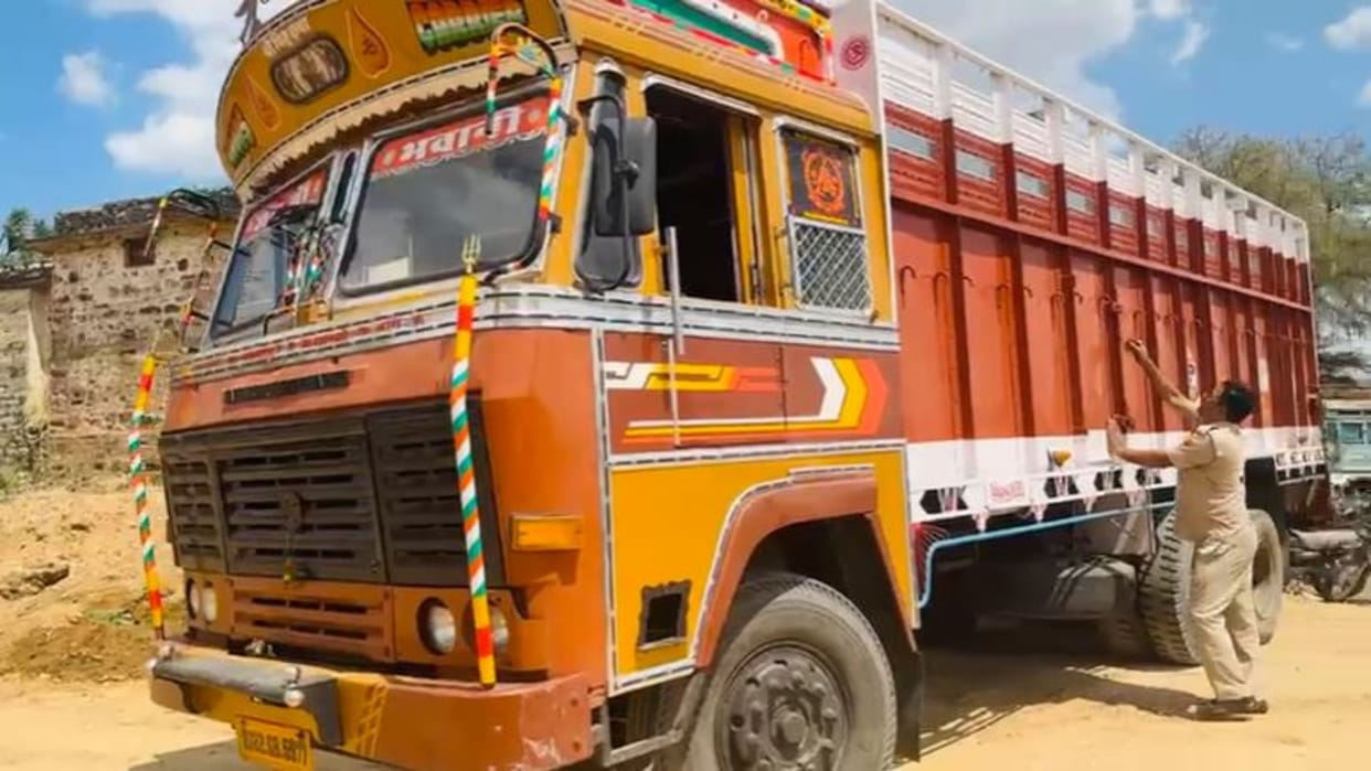 Mangliyawas police station caught a truck full of liquor in Ajmer