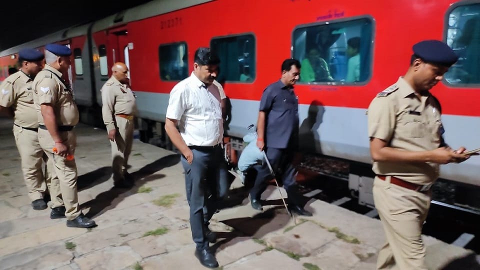 Purushottam Express stopped at Chunar station on information about bomb