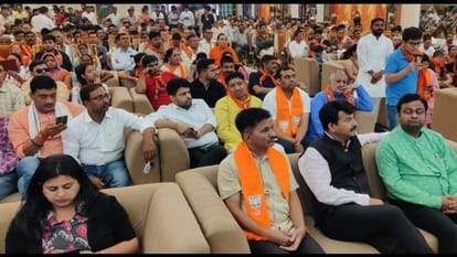 पीएम मोदी 100वे मन की बात कार्यक्रम में श्रोता।