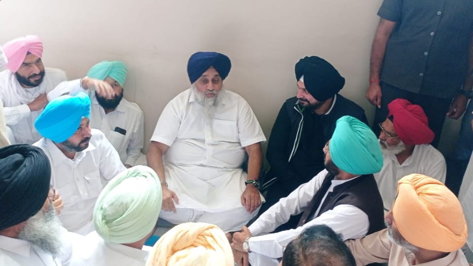 Former Punjab Congress president Navjot Sidhu paid homage to former CM Parkash Singh Badal